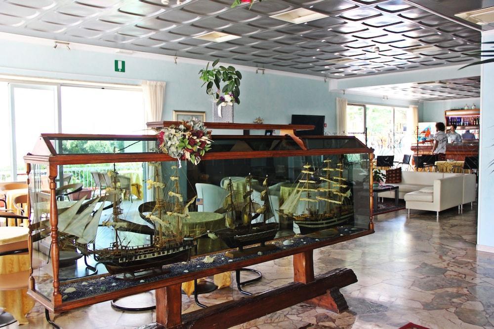 Hotel Stacchini Cesenatico Eksteriør billede